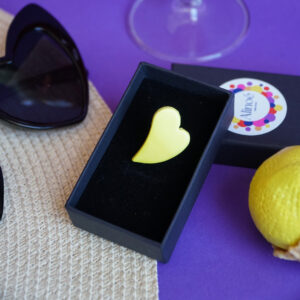 Pin's fait main en argile polymère forme coeur teinte jaune citron